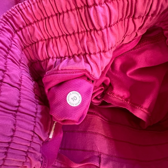 Lululemon Hotty Hot High-Rise 2.5” shorts. Sonic Pink size 10 - Picture 4 of 4